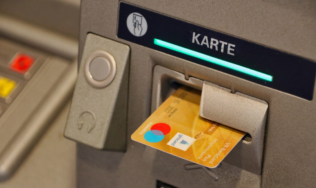 Bankkarte im Geldautomaten